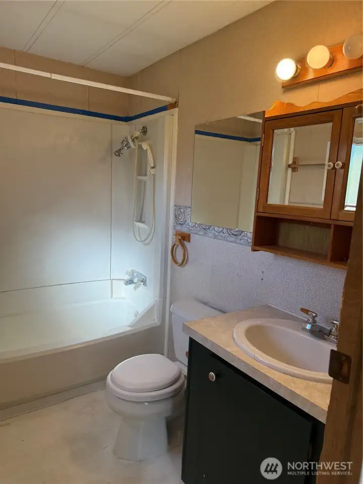 Full guest bathroom