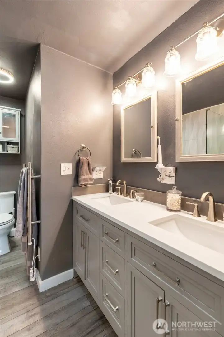 This bathroom is gorgeous! ALL NEW~! Double Vanity
