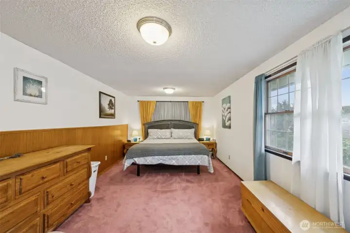 Primary bedroom w/en-suite