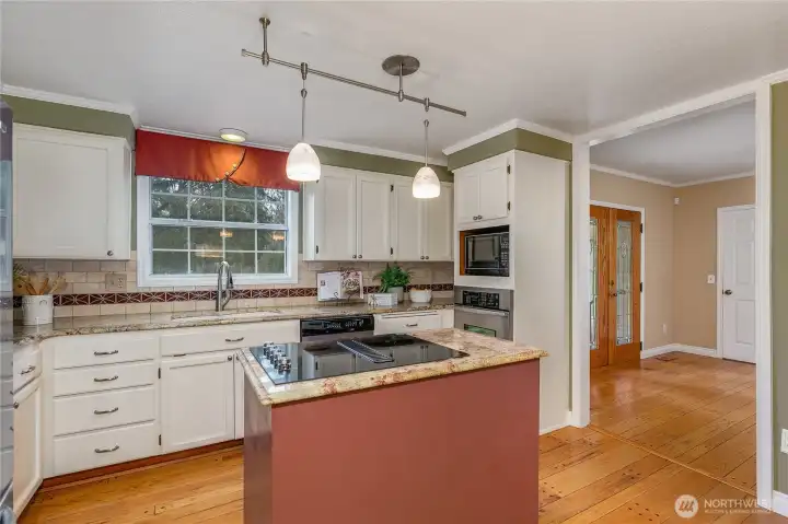 Granite Kitchen w/ Updated Appliances