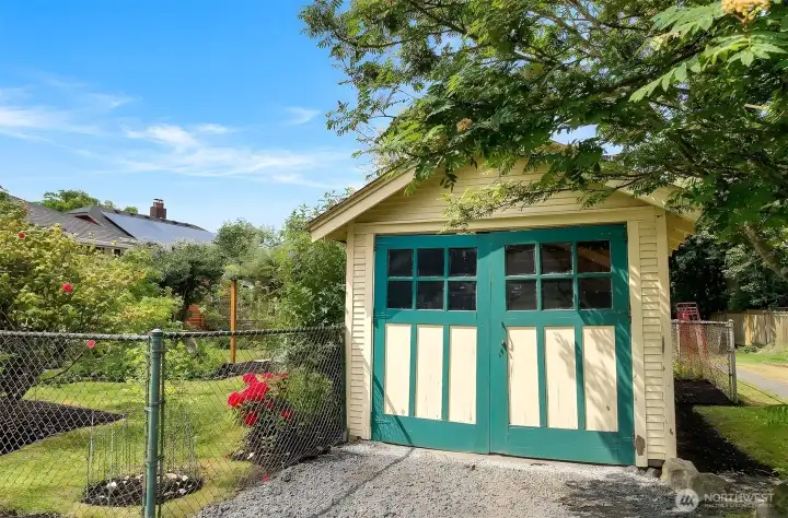 Garage for parking and/or storage!