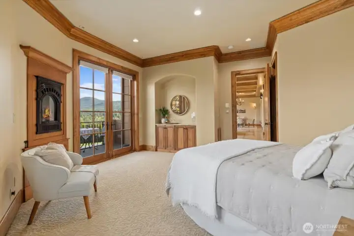Primary suite with access to a balcony