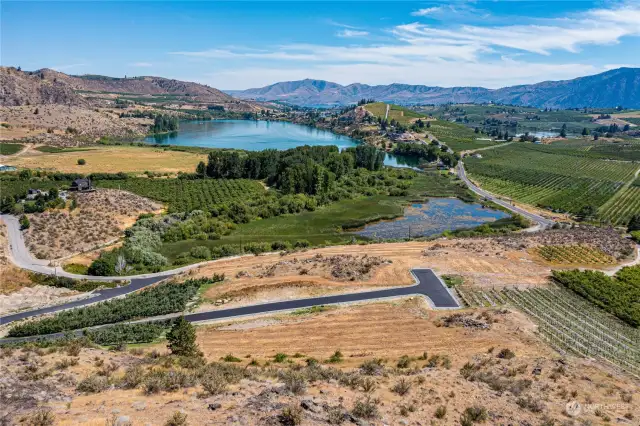 Overlooking Wapato Lake and minutes to Lake Chelan access points
