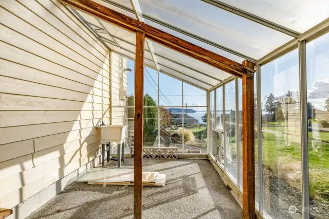 Beautiful attached greenhouse with deep sink.