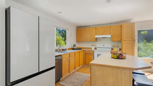 You're going to love this fridge - stylish, spacious, and ready to serve. And the best part? All appliances stay with the home, making move-in that much easier.