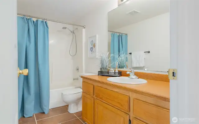 This full hall bath is right where you need it - perfectly placed near the top of the stairwell for easy access from all upstairs rooms. Clean, simple, and convenient.