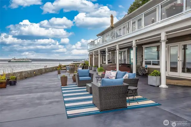 This expansive patio will be the focal point for all your guests. Perfect for hosting dinners with a water view or a summer bbq that lasts well into the evening, the only downside is, your guests may never want to leave!