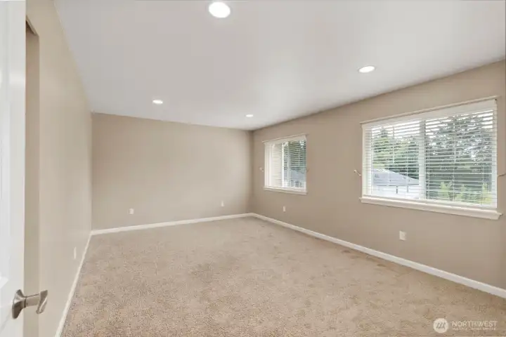 LARGE Bedroom 4