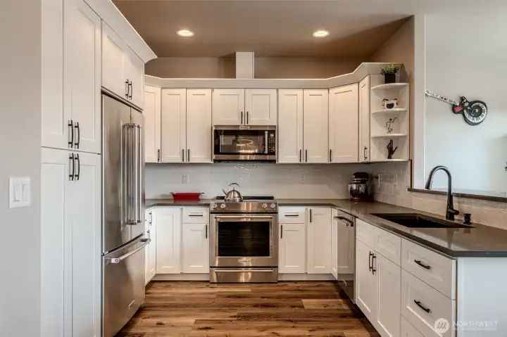 Great kitchen! Pantry cabinet with pull out shelves.