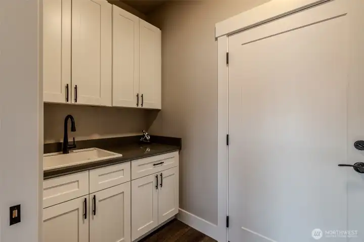 Laundry/utility room (garage access)