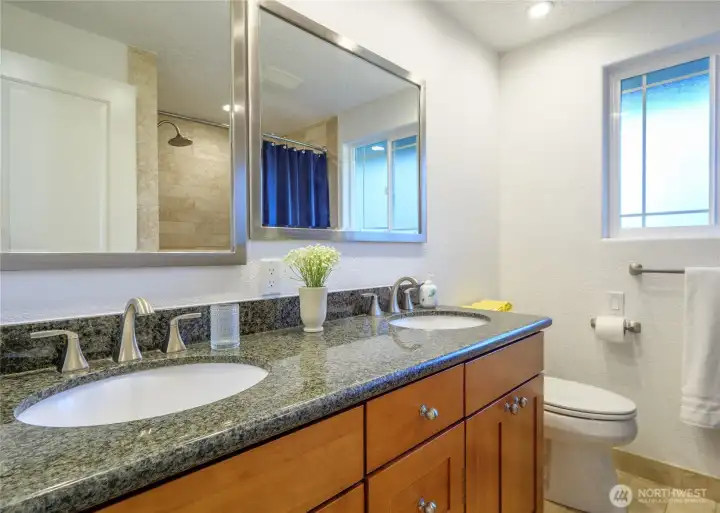 main bathroom - 2nd floor