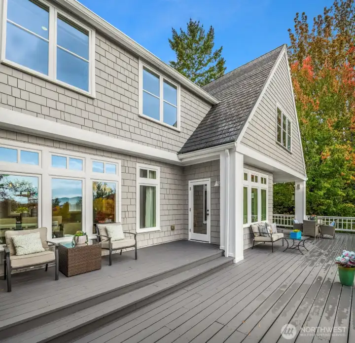 Wraparound Entertaining Deck