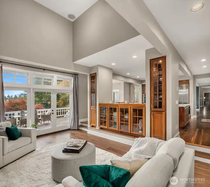 Vaulted Ceilings & Deck Access