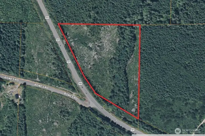 Boundary lines are not survey-accurate and are intended for reference only.
