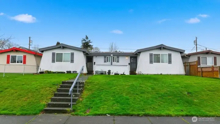 Legal rambler duplex.   Close to Garfield Park, downtown Everett and freeway access.
