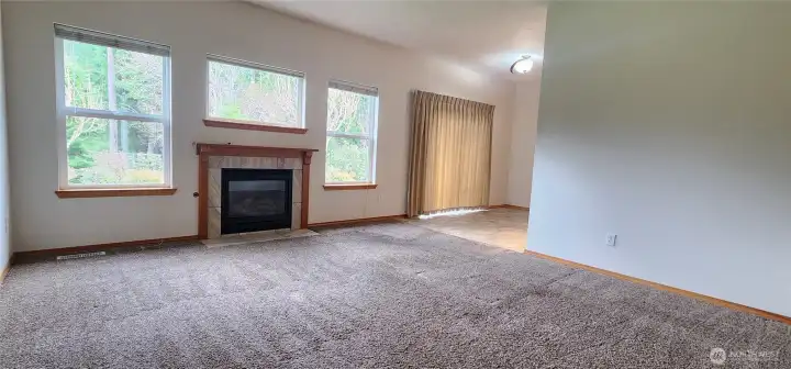 Livingroom with gas fireplace