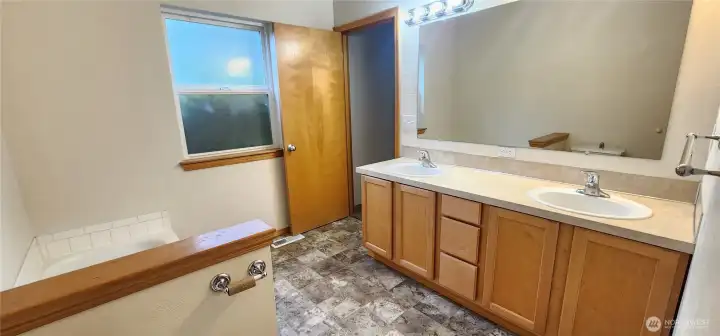 5 piece master ensuite, view of dbl sink