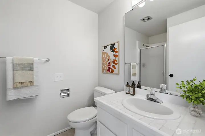 Ensuite bath (virtually staged)