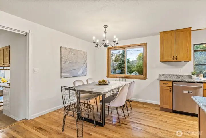 Dining space with natural light, ideal for everyday meals or gatherings.