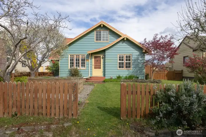 This Columbia Neighborhood Craftsman home has so much curb appeal!