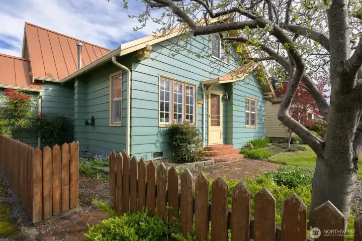 Welcome to 2712 Victor Street...let's take a look inside!