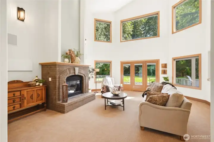 Soaring ceiling in the living room right off the entry. Soaring ceiling in the living room right off the entry.