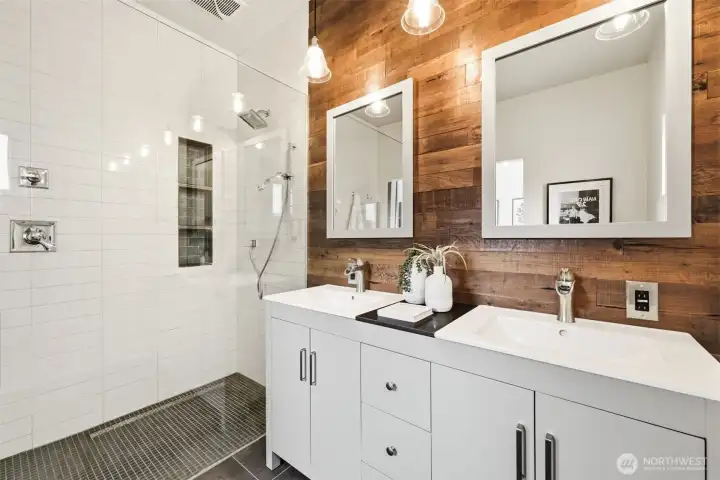 Beautifully done primary en-suite.