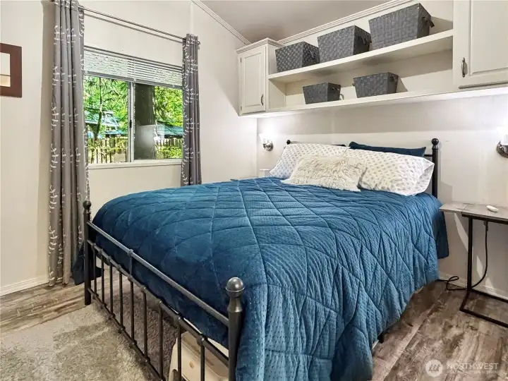 Bedroom with queen size bed