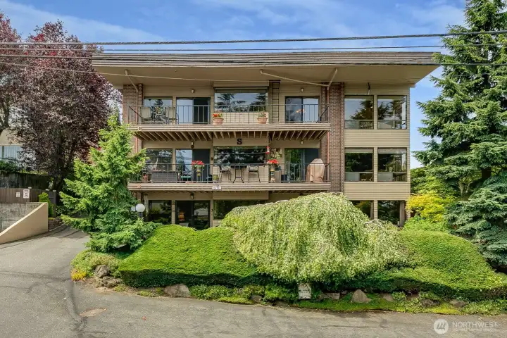 Back of the building facing Beaumont Dr. Top floor reflecting the amazing 30ft long view deck ! Back of the building facing Beaumont Dr. Top floor reflecting the amazing 30ft long view deck !