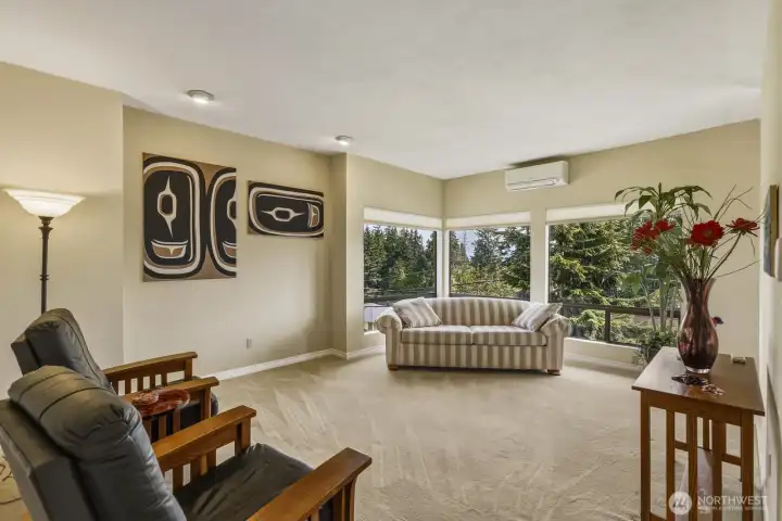 Spacious living room with large windows with newer privacy blinds. Spacious living room with large windows with newer privacy blinds.