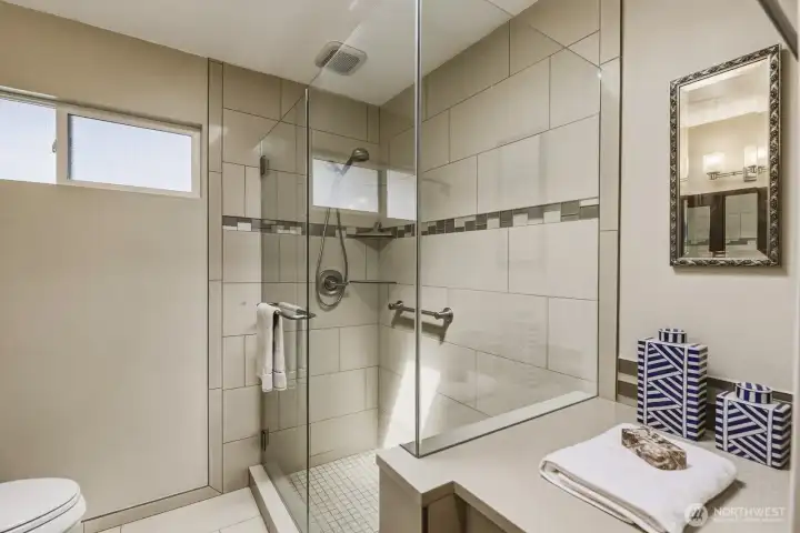Amazing walk-in shower ! Amazing walk-in shower !