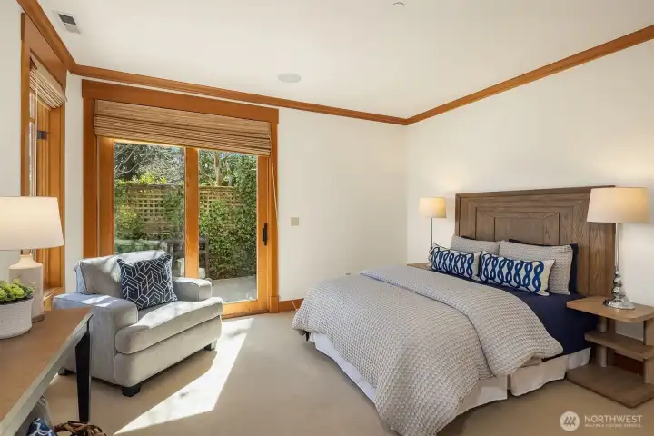 Slip away to the quiet bedroom by the water's edge in the guest house, where soft light, stillness and lakeside calm create a dreamy retreat. Slip away to the quiet bedroom by the water's edge in the guest house, where soft light, stillness and lakeside calm create a dreamy retreat.