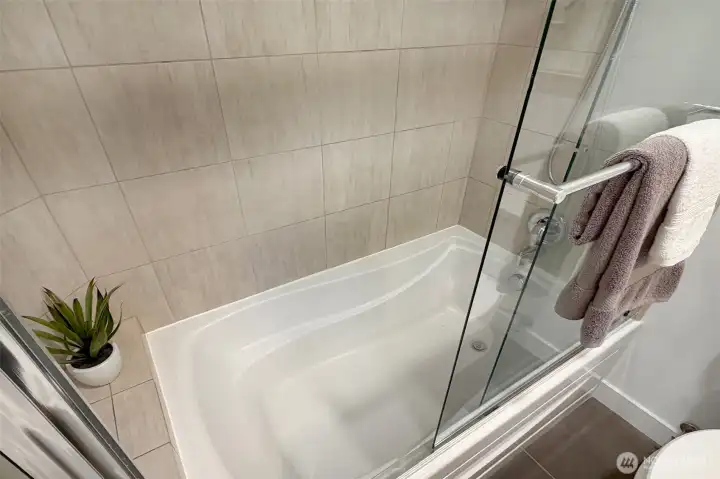 Deep soaking tub in Primary