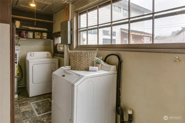 Utility porch w/ laundry, newer H2o and storage