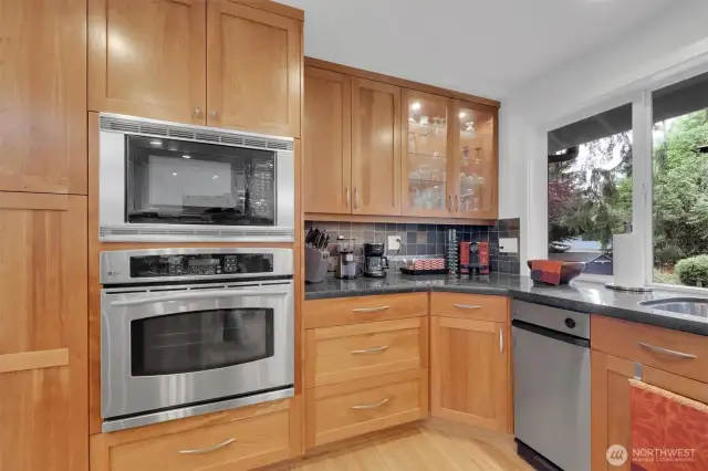 Built in double oven.. top is a convection over.