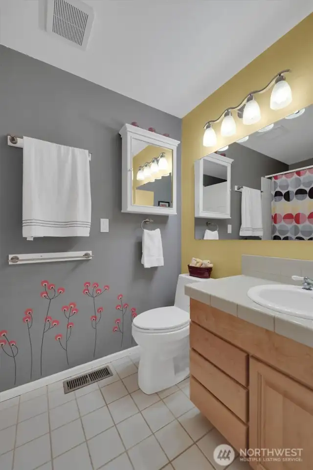 Full bath in the hallway.