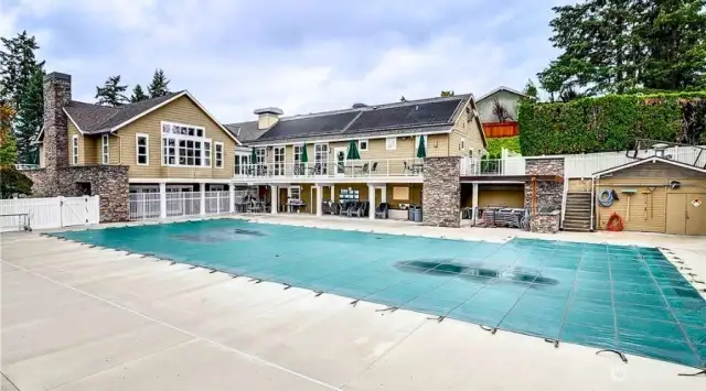 Fabulous club house with restaurant. Swimming pool.