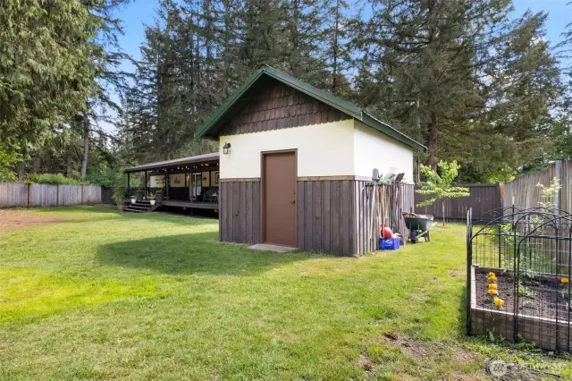This shed is really cool!  Nicely finished outside & inside!