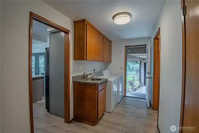 Opposite the kitchen - is the full bath that jack n jills to one of the main level bedrooms