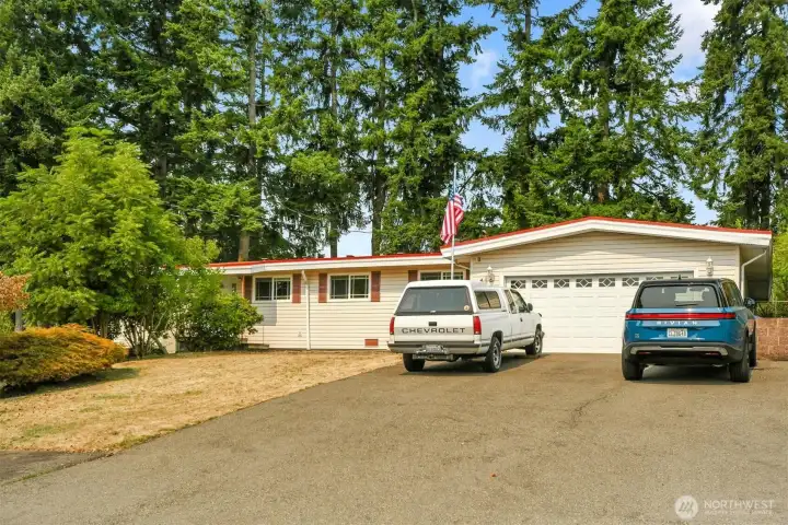 Welcome home.  Ready for you, this home features oversized yard, cul-de-sac and lots of off street parkibng.