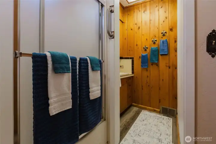 Main Floor tub & Shower