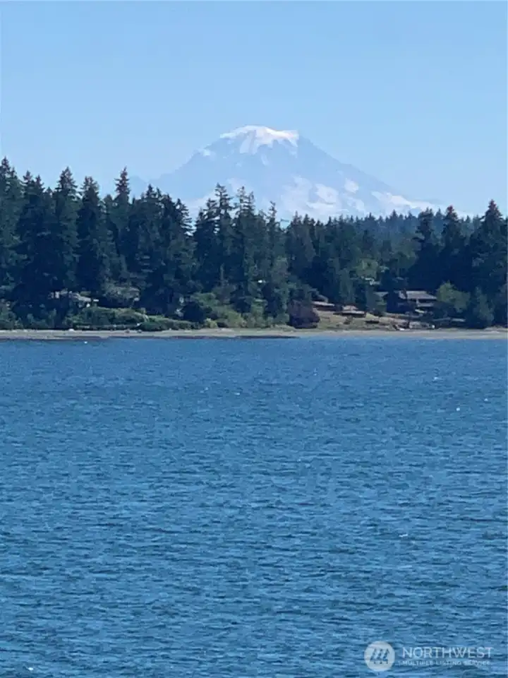Mt Rainier zoomed in.