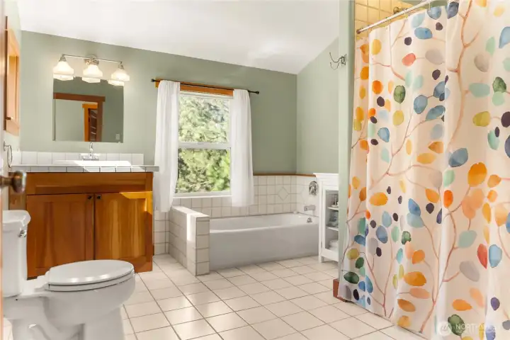 Upstairs full bathroom