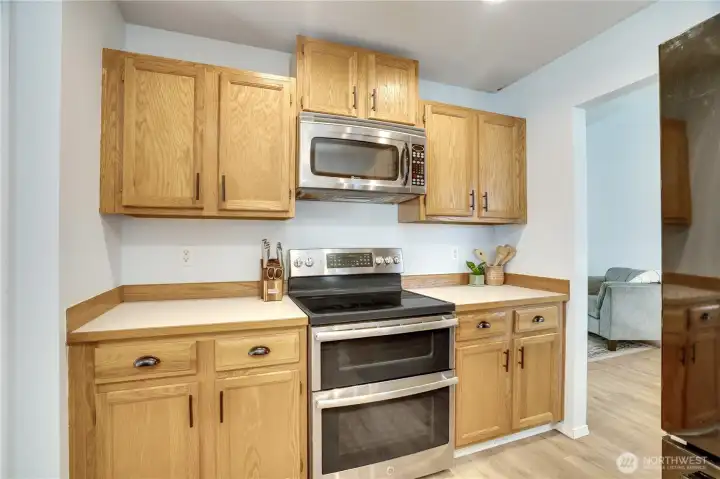 A baker's delight! Double oven with plenty of prep space surrounding. No storage opportunity was spared in this home, including these kitchen cabinets and drawers.