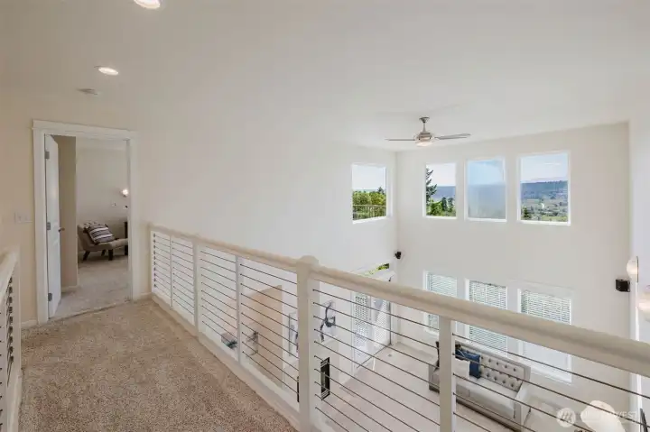 Catwalk between Both Upper Bedrooms