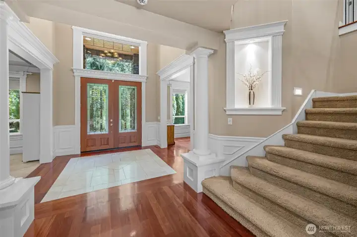 An elegant first impression that sets the tone. An elegant first impression that sets the tone.