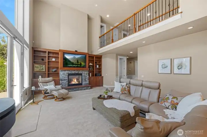 Soaring ceilings and natural light. Soaring ceilings and natural light.