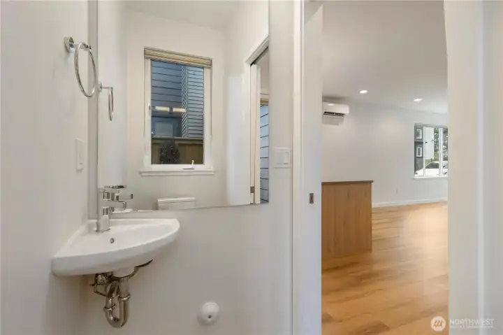 Main floor 1/2 bath