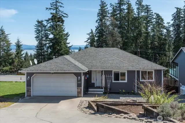 Exterior of home w/2 car garage!