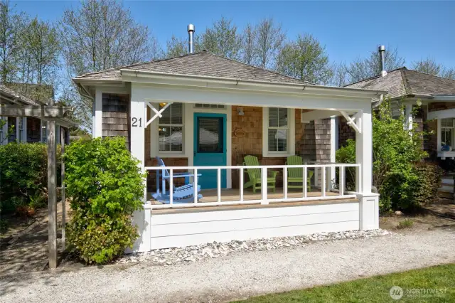 Welcome to 21 Foxglove Lane located on the South Alder Cottage Park in Seabrook!